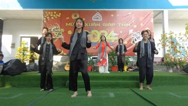 Học sinh biểu diễn văn nghệ trong hoạt động mừng xuân tại trường