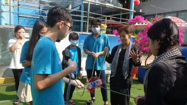 Học sinh tham gia hoạt động mừng xuân tại trường