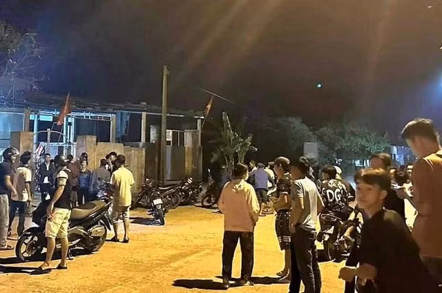 Người dân tụ tập tại hiện trường sau khi xảy ra vụ việc