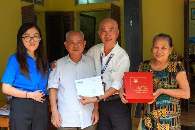 Báo Thanh Niên và Tỉnh đoàn Thanh Hóa thăm, tặng quà anh hùng Lê Khắc Xuân và vợ ông Báo Thanh Niên và Tỉnh đoàn Thanh Hóa thăm, tặng quà anh hùng Lê Khắc Xuân và vợ ông