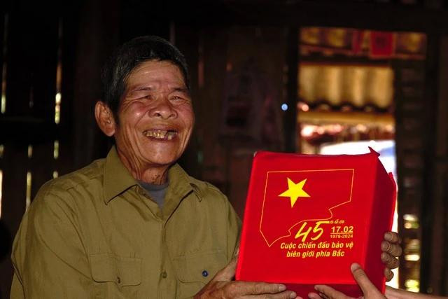 Cười rất tươi khi nhận quà lưu niệm từ Báo Thanh Niên Cười rất tươi khi nhận quà lưu niệm từ Báo Thanh Niên