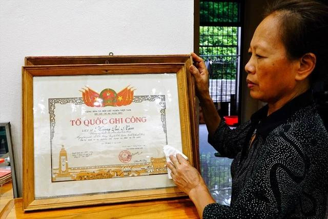 Bà Hoàng Thị Hà (em gái liệt sĩ Hoàng Quý Nam) với tấm bằng Tổ quốc ghi công của anh trai Bà Hoàng Thị Hà (em gái liệt sĩ Hoàng Quý Nam) với tấm bằng Tổ quốc ghi công của anh trai