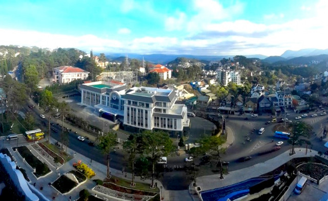 Trong khi đó hướng đèo Mimosa - Khe Sanh - Hùng Vương vẫn còn thông thoáng trong ngày Mùng 4 Tết. Du khách có thể chọn lộ trình này để vào trung tâm Đà Lạt. Trong khi đó hướng đèo Mimosa - Khe Sanh - Hùng Vương vẫn còn thông thoáng trong ngày Mùng 4 Tết. Du khách có thể chọn lộ trình này để vào trung tâm Đà Lạt.