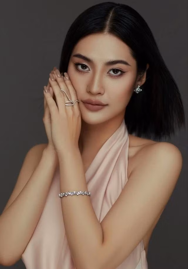 Đăng ký cả hai cuộc thi nhan sắc quốc gia, quốc tế một cách tình cờ chỉ đơn giản là tìm hiểu, trải nghiệm, khám phá Hằng đều giành được giải thưởng cao Đăng ký cả hai cuộc thi nhan sắc quốc gia, quốc tế một cách tình cờ chỉ đơn giản là tìm hiểu, trải nghiệm, khám phá Hằng đều giành được giải thưởng cao