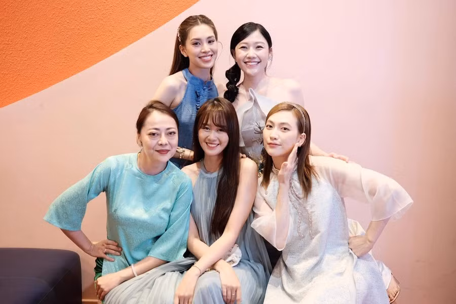 Tiểu Vy cùng dàn diễn viên chính trong phim. (Ảnh: CTV/Vietnam+)