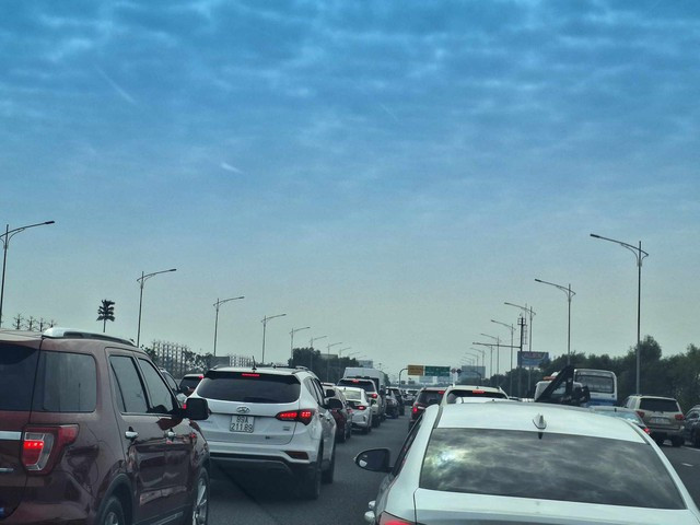 Sáng mùng 2 Tết, tình trạng ùn ứ kéo dài trên đường Vành đai 3 trên cao, từ Khuất Duy Tiến đến đầu cao tốc Pháp Vân - Cầu Giẽ. Ảnh: Văn Duẩn