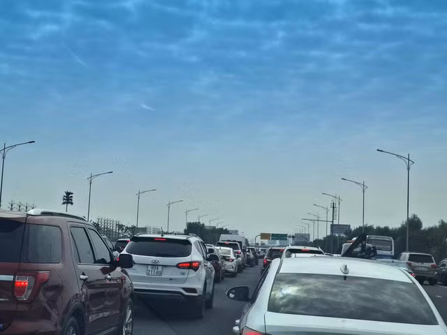 Sáng mùng 2 Tết, tình trạng ùn ứ kéo dài trên đường Vành đai 3 trên cao, từ Khuất Duy Tiến đến đầu cao tốc Pháp Vân - Cầu Giẽ. Ảnh: Văn Duẩn