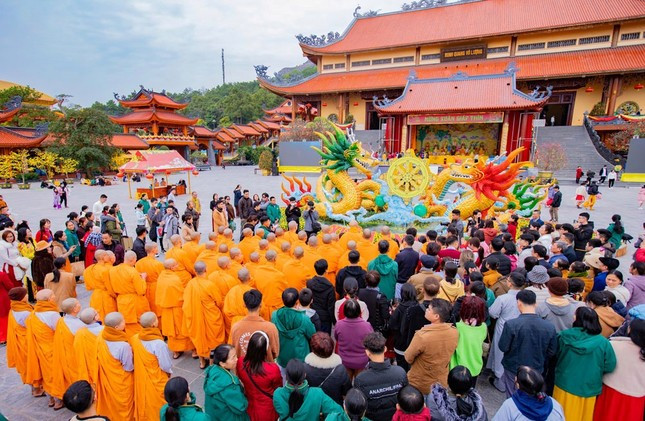 Gần 100 nghìn du khách, phật tử đến chùa Ba Vàng dịp Tết Nguyên đán Giáp Thìn.