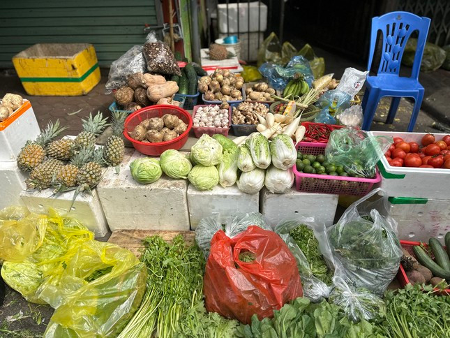 Súp lơ, bắp cải 15.000 đồng/cái, rau cần 20.000/mớ, rau cải 10.000 - 15.000 đồng/mớ... Mức giá này tăng từ 2.000 - 3.000 đồng so với trước Tết. Súp lơ, bắp cải 15.000 đồng/cái, rau cần 20.000/mớ, rau cải 10.000 - 15.000 đồng/mớ... Mức giá này tăng từ 2.000 - 3.000 đồng so với trước Tết.