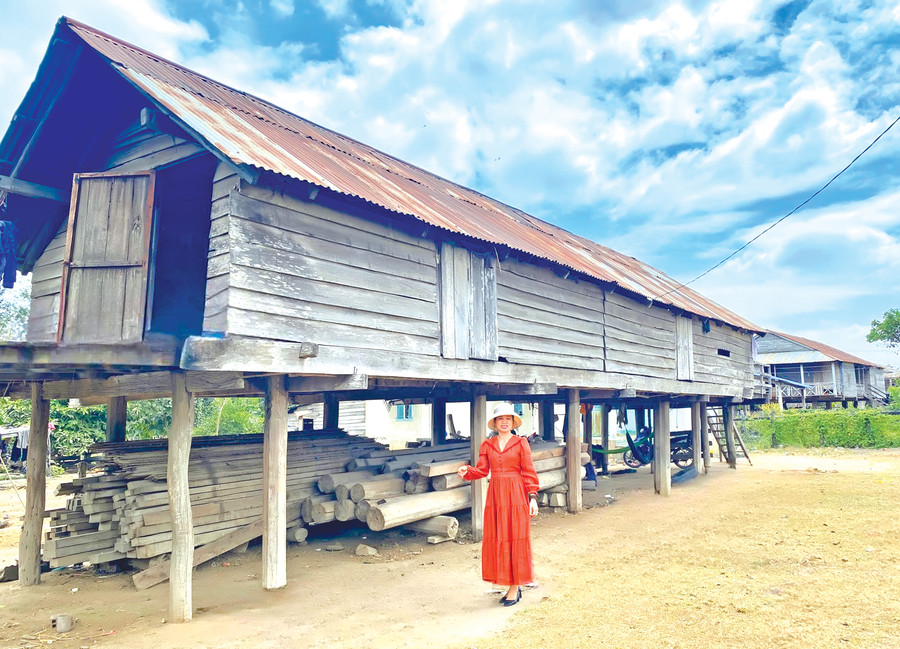 Krông Pa vẫn còn nhiều ngôi làng với những mái nhà sàn nằm dưới nắng. Ảnh: Châu Khánh