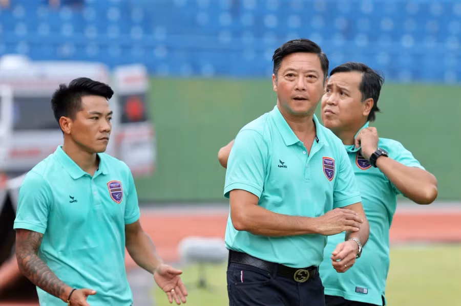 HLV Lê Huỳnh Đức cùng CLB Bình Dương đứng trước cơ hội san lấp cách biệt với đội đầu bảng