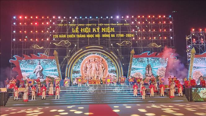 Tiết mục văn nghệ chào mừng Lễ kỉ niệm 235 năm Chiến thắng Ngọc Hồi - Đống Đa tại Bảo tàng Quang Trung ở huyện Tây Sơn, tỉnh Bình Định. Tiết mục văn nghệ chào mừng Lễ kỉ niệm 235 năm Chiến thắng Ngọc Hồi - Đống Đa tại Bảo tàng Quang Trung ở huyện Tây Sơn, tỉnh Bình Định.