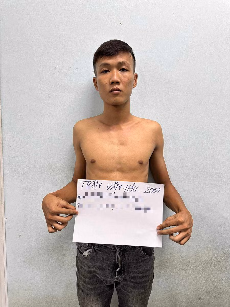 Giang và Hậu tại cơ quan công an.