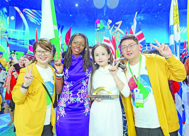 Lê Nguyệt Quỳnh (thứ 3 từ trái sang) cùng thí sinh nước ngoài sau chung kết cuộc thi Nhịp cầu Hán ngữ toàn thế giới 2023 Ảnh: NVCC