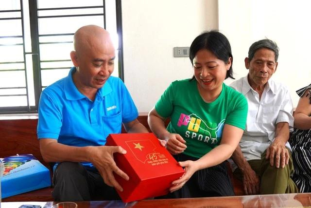 Tặng quà của Báo Thanh Niên cho thân nhân gia đình liệt sĩ Nguyễn Văn Nhâm Tặng quà của Báo Thanh Niên cho thân nhân gia đình liệt sĩ Nguyễn Văn Nhâm