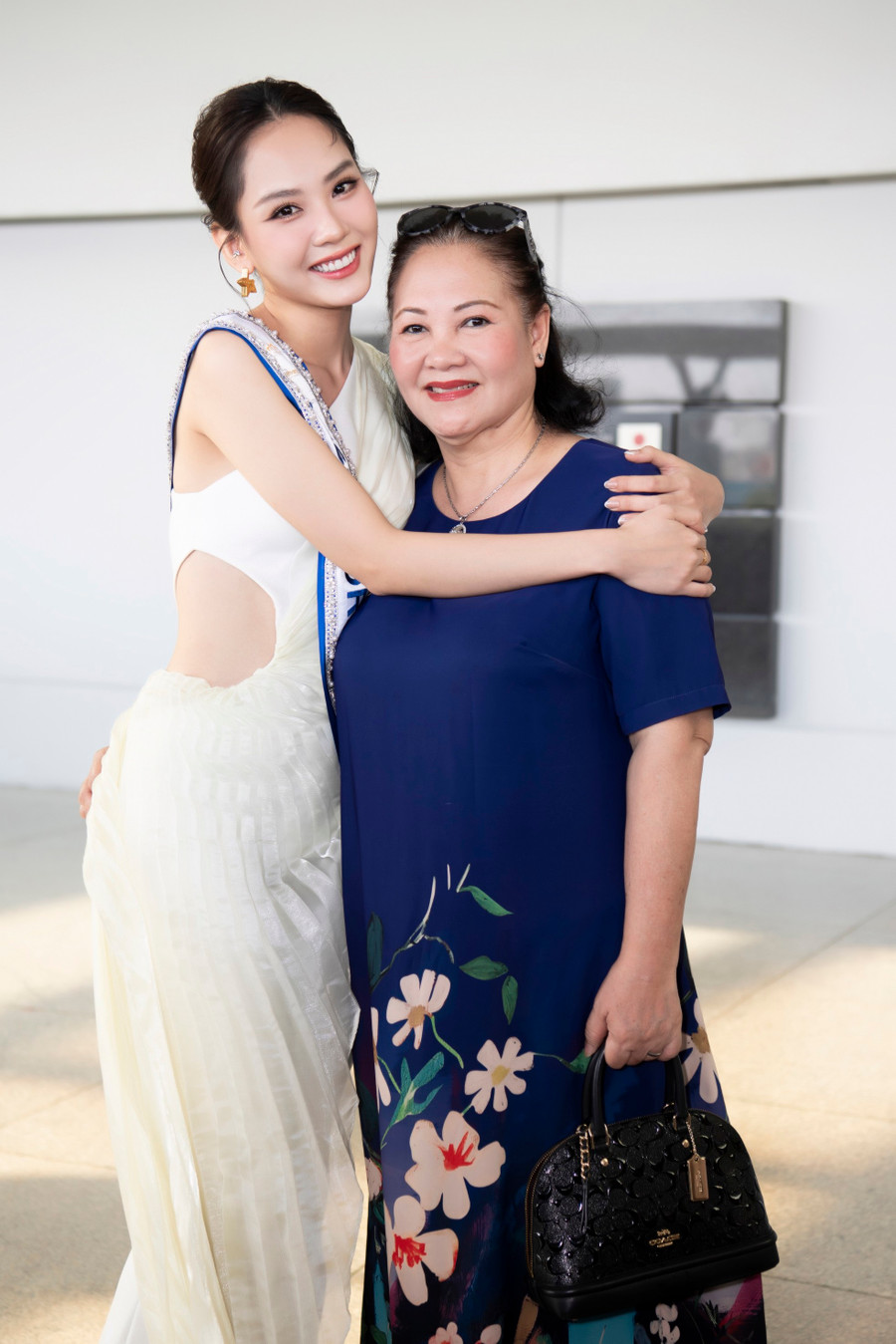 Mai Phương lưu luyến bên mẹ trước giờ lên máy bay. Mai Phương lưu luyến bên mẹ trước giờ lên máy bay.