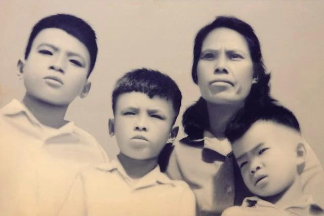 Bà Nông Thị Duyên và 3 con trai, năm 1968. Lê Minh Trường ở giữa Bà Nông Thị Duyên và 3 con trai, năm 1968. Lê Minh Trường ở giữa