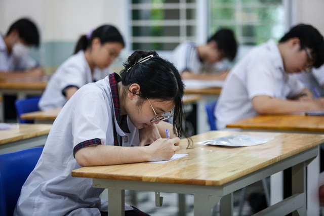 Thí sinh làm bài thi trong kỳ thi tốt nghiệp THPT 2023 Thí sinh làm bài thi trong kỳ thi tốt nghiệp THPT 2023