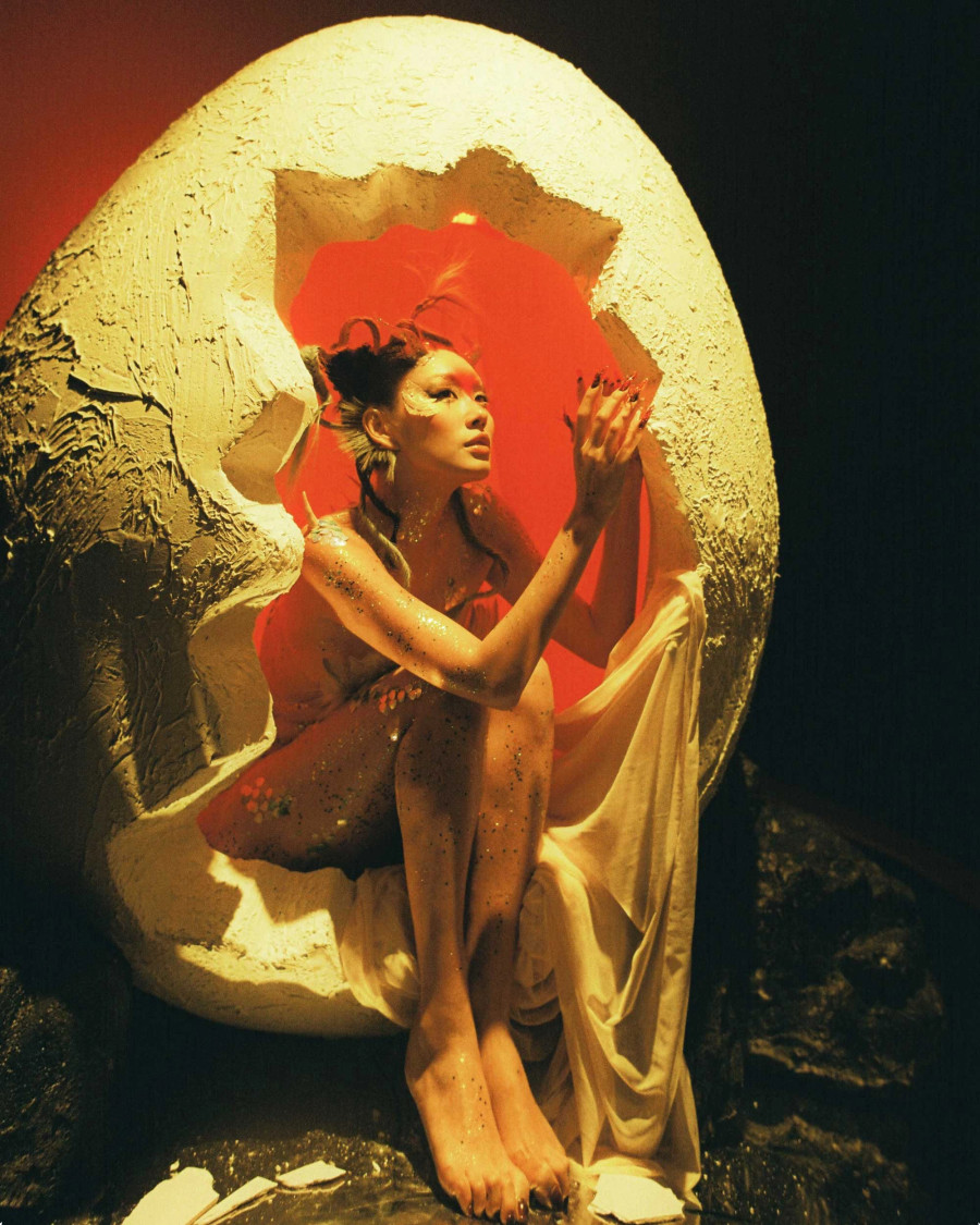 Trong bộ ảnh này, Thảo Nhi Lê hóa trang cầu kỳ với những đặc điểm của nhiều loài vật quen thuộc trong truyền thuyết như rồng, rắn, cá và loài chim lông vũ. Được biết, bộ hình này được thực hiện kéo dài đến 12 tiếng cho cả quay lẫn chụp. Trong đó, người đẹp phải ngồi hơn 6 tiếng để hoàn thành việc hóa trang Trong bộ ảnh này, Thảo Nhi Lê hóa trang cầu kỳ với những đặc điểm của nhiều loài vật quen thuộc trong truyền thuyết như rồng, rắn, cá và loài chim lông vũ. Được biết, bộ hình này được thực hiện kéo dài đến 12 tiếng cho cả quay lẫn chụp. Trong đó, người đẹp phải ngồi hơn 6 tiếng để hoàn thành việc hóa trang