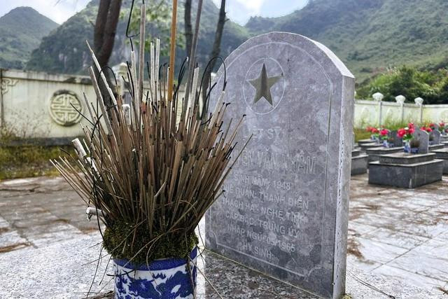 Bia mộ liệt sĩ Nguyễn Văn Nhâm tại Nghĩa trang liệt sĩ H.Sìn Hồ (Lai Châu) Bia mộ liệt sĩ Nguyễn Văn Nhâm tại Nghĩa trang liệt sĩ H.Sìn Hồ (Lai Châu)
