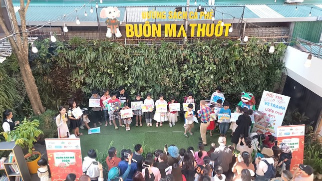 Hội thi vẽ tranh "Ước mơ của em" thu hút nhiều em nhỏ tham gia.