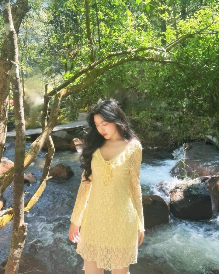 Không chỉ xinh đẹp, có gia thế "khủng", Mai Thảo Linh còn sở hữu thành tích học tập ấn tượng. Năm 2023, con gái MC Quyền Linh là một trong 5 học sinh nhận được giải thưởng từ tổ chức Cambridge. Được biết, đây là giải thưởng nhằm vinh danh thành tích của các học sinh tham gia kỳ thi Cambridge từ các nước trên thế giới. Không chỉ xinh đẹp, có gia thế "khủng", Mai Thảo Linh còn sở hữu thành tích học tập ấn tượng. Năm 2023, con gái MC Quyền Linh là một trong 5 học sinh nhận được giải thưởng từ tổ chức Cambridge. Được biết, đây là giải thưởng nhằm vinh danh thành tích của các học sinh tham gia kỳ thi Cambridge từ các nước trên thế giới.