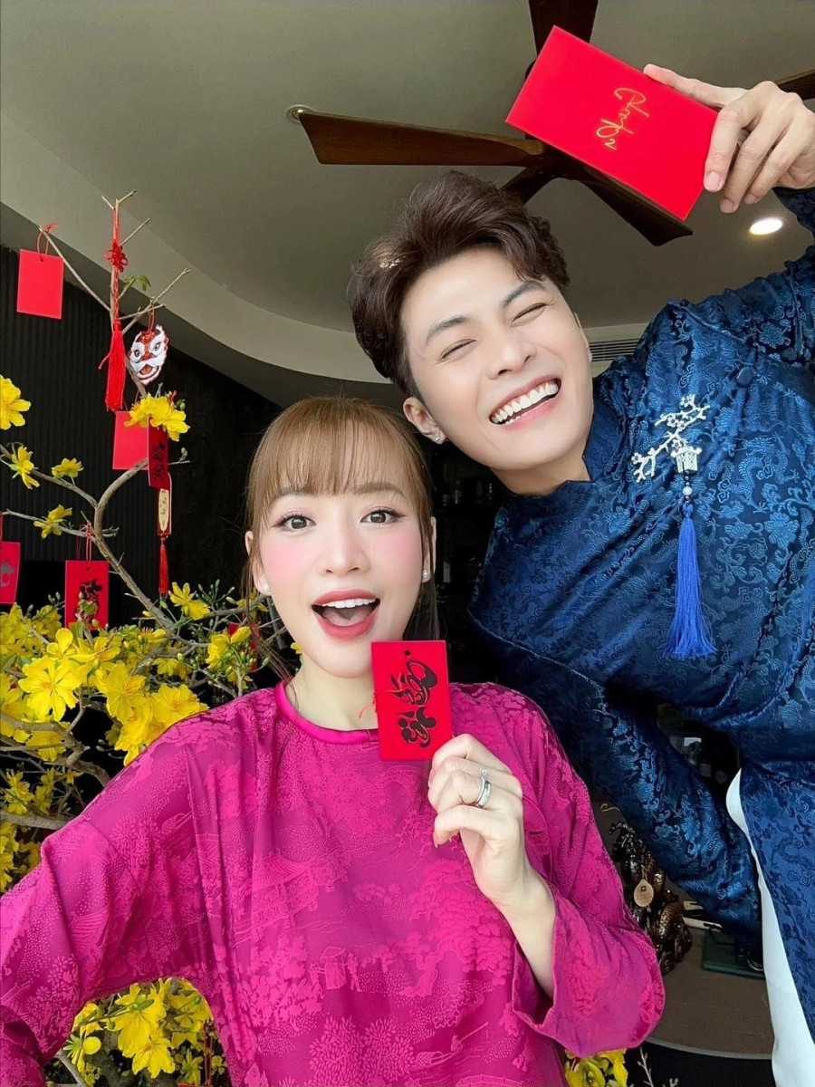 Puka - Gin Tuấn Kiệt diện áo dài đón tết. Từ khi kết hôn, cả hai luôn đồng hành cùng nhau trong các sự kiện hoặc các dự án nghệ thuật. Nhiều người khen ngợi độ đẹp đôi của hai nghệ sĩ trẻ