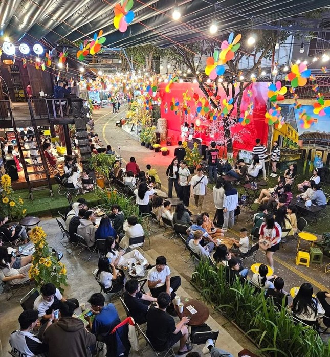 Với chủ đề “Đến đường sách học điều hay”, Hội sách xuân Ban Mê 2024 diễn ra từ ngày 25/1 – 15/2, chia làm 2 đợt với nhiều hoạt động thú vị: Ra mắt không gian sách cộng đồng; triển lãm và giới thiệu các đầu sách dành cho thiếu nhi, sách doanh nhân khởi nghiệp; thi thiếu nhi vẽ tranh; lì xì sách, bán sách đồng giá tri ân độc giả…