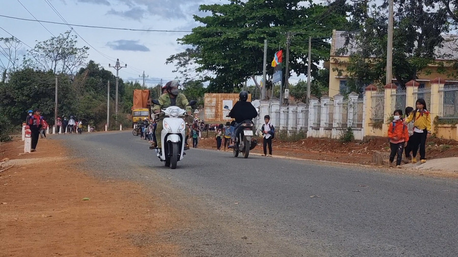 Tỉnh lộ 666 có điểm đầu nối quốc lộ 19 (huyện Mang Yang) và điểm cuối giao với đường Trường Sơn Đông (huyện Ia Pa) có ý nghĩa quan trọng trong việc liên kết các xã, huyện vùng khó. Ảnh: M.N Tỉnh lộ 666 có điểm đầu nối quốc lộ 19 (huyện Mang Yang) và điểm cuối giao với đường Trường Sơn Đông (huyện Ia Pa) có ý nghĩa quan trọng trong việc liên kết các xã, huyện vùng khó. Ảnh: M.N