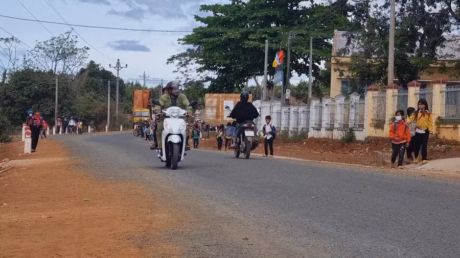 Tỉnh lộ 666 có điểm đầu nối quốc lộ 19 (huyện Mang Yang) và điểm cuối giao với đường Trường Sơn Đông (huyện Ia Pa) có ý nghĩa quan trọng trong việc liên kết các xã, huyện vùng khó. Ảnh: M.N