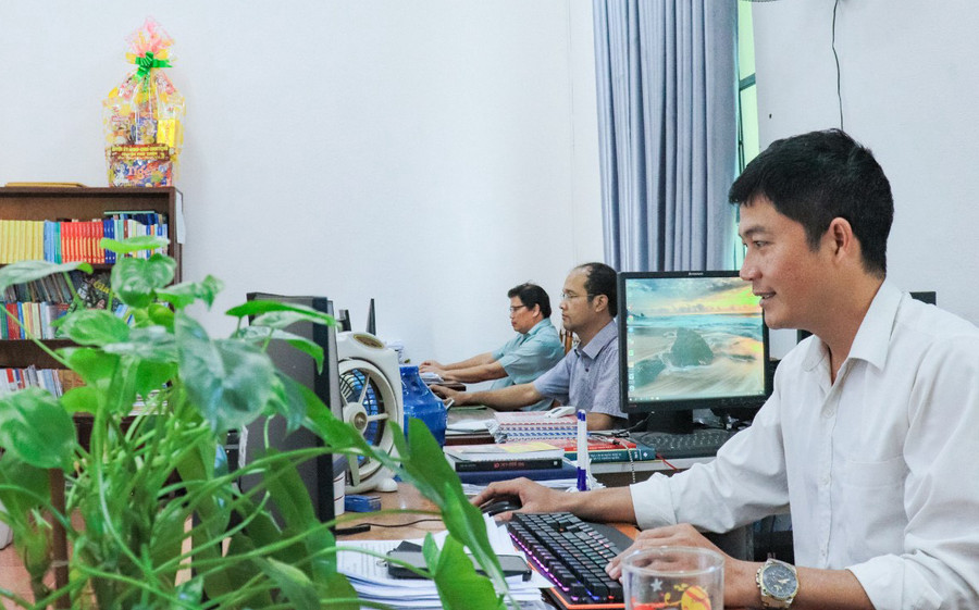 Cán bộ, công chức Ban Tuyên giáo Huyện ủy Phú Thiện phấn khởi bước vào ngày làm việc đầu tiên. Ảnh: Lê Tám Cán bộ, công chức Ban Tuyên giáo Huyện ủy Phú Thiện phấn khởi bước vào ngày làm việc đầu tiên. Ảnh: Lê Tám