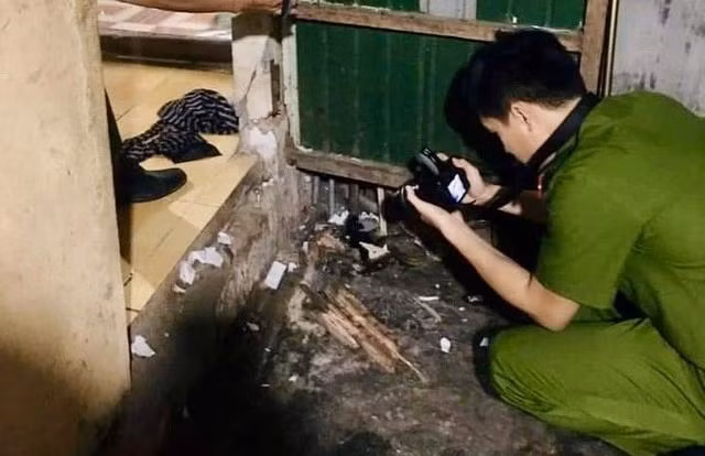 Lực lượng công an khám nghiệm hiện trường