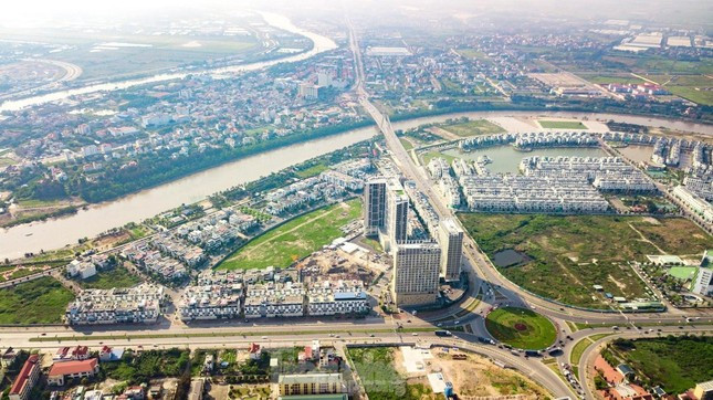 Luật Đất đai sửa đổi có hiệu lực từ ngày 1/1/2025 quy định trước khi cơ quan nhà nước có thẩm quyền giải quyết tranh chấp đất đai (toà án hoặc UBND cấp có thẩm quyền), các bên tranh chấp phải thực hiện hòa giải tại UBND cấp xã nơi có đất tranh chấp.