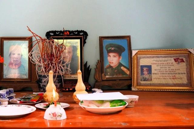 Bàn thờ đơn sơ của gia đình anh hùng - liệt sĩ