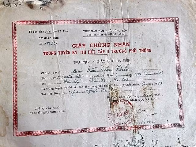 Giấy chứng nhận trúng tuyển kỳ thi hết cấp 2 trường phổ thông (1974) của anh hùng Trần Xuân Vinh