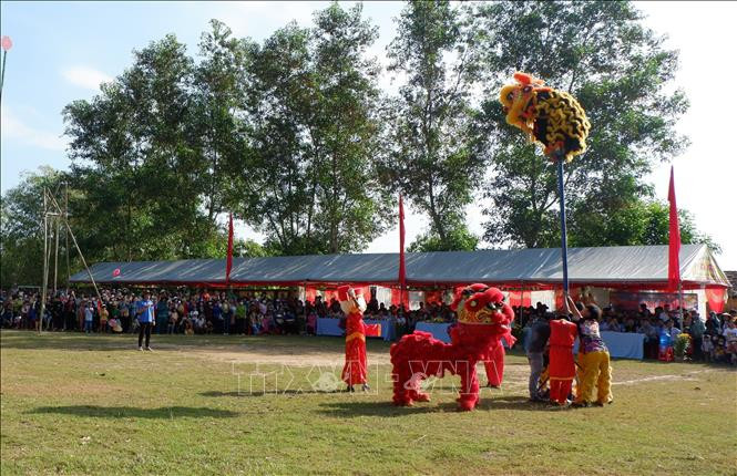 Múa rồng, múa lân trong không gian lễ hội. Múa rồng, múa lân trong không gian lễ hội.