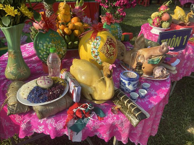 Mâm cỗ Tết của người Tày gồm các món ăn truyền thống được chế biến công phu, đẹp mắt. Mâm cỗ Tết của người Tày gồm các món ăn truyền thống được chế biến công phu, đẹp mắt.