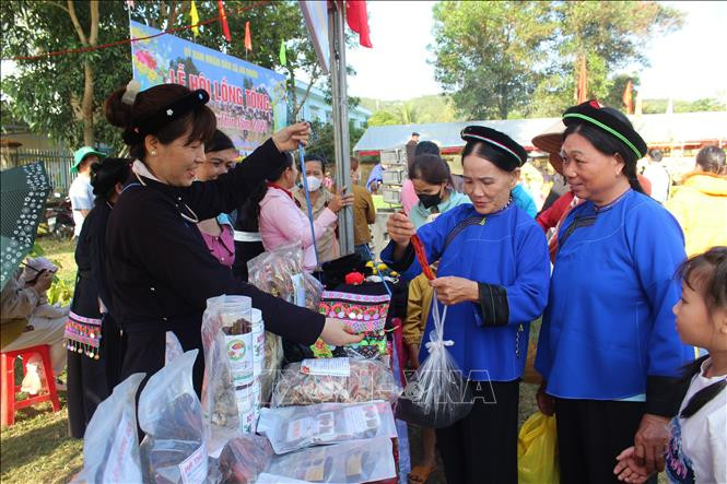 Nhiều sản phẩm được bày bán ở các gian hàng của lễ hội. Nhiều sản phẩm được bày bán ở các gian hàng của lễ hội.