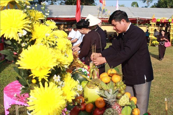 Các Trưởng thôn dâng hương tạ ơn thần Nông. Các Trưởng thôn dâng hương tạ ơn thần Nông.