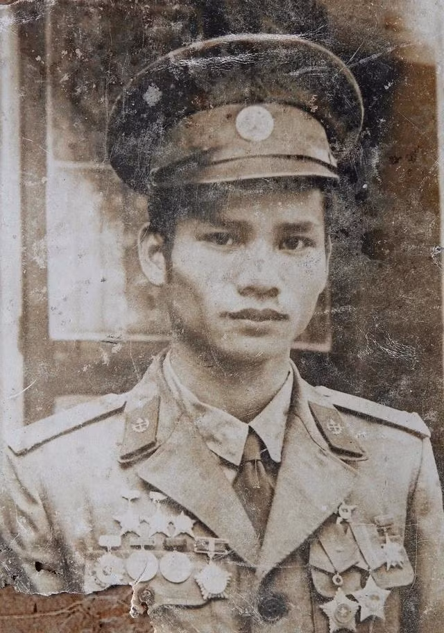 Anh hùng Nguyễn Duy Nhất, năm 1990 Anh hùng Nguyễn Duy Nhất, năm 1990