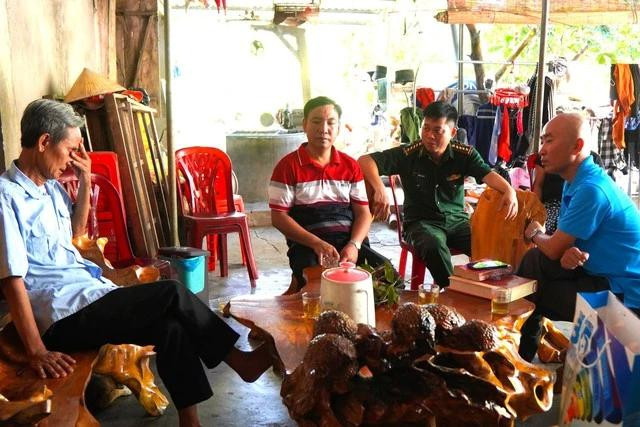 Thân nhân liệt sĩ Nguyễn Đình Thuần (trái) bật khóc khi kể chuyện