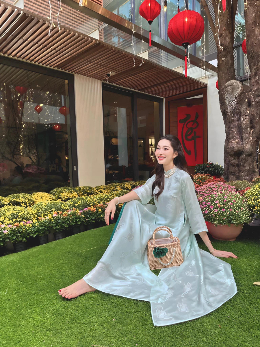 Đặng Thu Thảo khiến nhiều người xuýt xoa khi diện áo dài xanh, khoe nhan sắc ngọt ngào