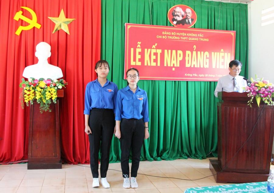 Lễ kết nạp đảng viên mới là học sinh tại Chi bộ Trường THPT Quang Trung (Đảng bộ huyện Krông Pắc). Lễ kết nạp đảng viên mới là học sinh tại Chi bộ Trường THPT Quang Trung (Đảng bộ huyện Krông Pắc).