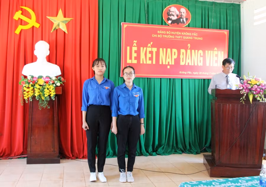 Lễ kết nạp đảng viên mới là học sinh tại Chi bộ Trường THPT Quang Trung (Đảng bộ huyện Krông Pắc).