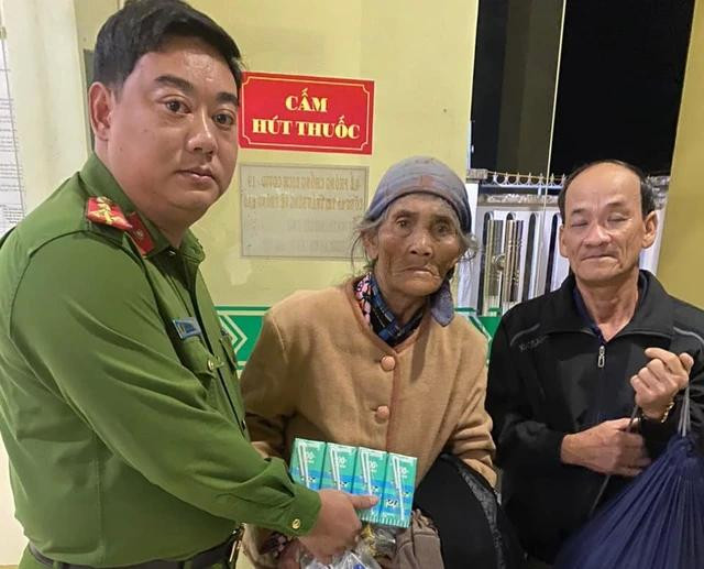 Công an TT.Sông Vệ chuẩn bị đưa cụ Kiên lên xe về quê