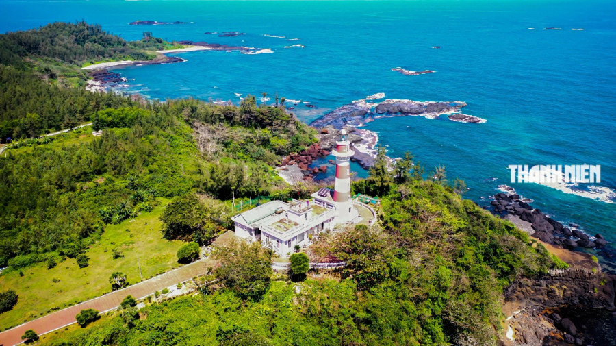 Ngoài miệng núi lửa cổ, ở mũi Ba Làng An còn có ngọn hải đăng cũng là điểm đến hấp dẫn du khách. Ngọn hải đăng này được xây dựng từ năm 1982, đã qua nhiều lần tu sửa, giúp tàu thuyền hoạt động trong vùng biển Quảng Ngãi định hướng Ngoài miệng núi lửa cổ, ở mũi Ba Làng An còn có ngọn hải đăng cũng là điểm đến hấp dẫn du khách. Ngọn hải đăng này được xây dựng từ năm 1982, đã qua nhiều lần tu sửa, giúp tàu thuyền hoạt động trong vùng biển Quảng Ngãi định hướng