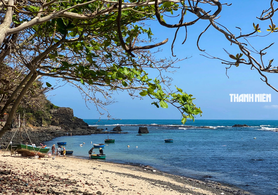 Chị Nguyễn Thị Sang (ở TP.Quảng Ngãi) cho biết, mũi Ba Làng An là địa điểm còn rất hoang sơ với trầm tích núi lửa độc đáo, đặc biệt là miệng núi lửa cổ. Đến đây, không khí trong lành, mát mẻ, lý tưởng để nghỉ ngơi cùng gia đình Chị Nguyễn Thị Sang (ở TP.Quảng Ngãi) cho biết, mũi Ba Làng An là địa điểm còn rất hoang sơ với trầm tích núi lửa độc đáo, đặc biệt là miệng núi lửa cổ. Đến đây, không khí trong lành, mát mẻ, lý tưởng để nghỉ ngơi cùng gia đình