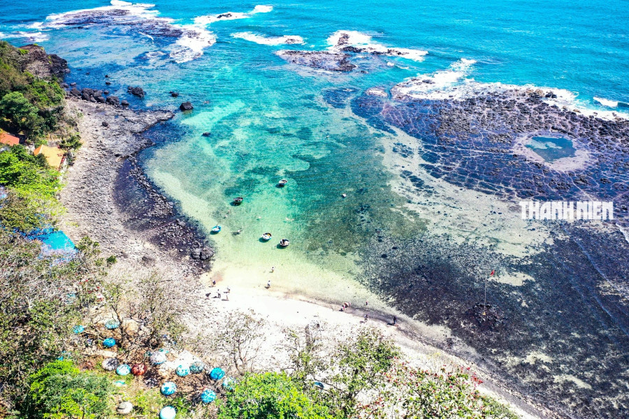 Xung quanh miệng núi lửa là bãi đá bazan, cột đá ba lát, đá nham thạch vô cùng độc đáo Xung quanh miệng núi lửa là bãi đá bazan, cột đá ba lát, đá nham thạch vô cùng độc đáo