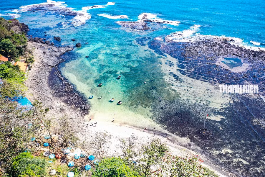 Xung quanh miệng núi lửa là bãi đá bazan, cột đá ba lát, đá nham thạch vô cùng độc đáo