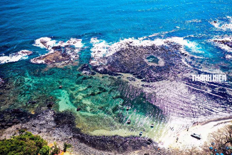 Từ trên cao nhìn xuống, nơi đây có một vẻ đẹp quyến rũ, pha chút huyền ảo và kỳ bí. Làn nước biển xanh trong màu ngọc bích đang nô đùa cùng những tảng đá đen nhánh, vẽ nên một cảnh sắc vô cùng ấn tượng. Mũi Ba Làng An là địa điểm nổi tiếng hấp dẫn rất nhiều du khách đến tham quan, tắm biển và chụp hình